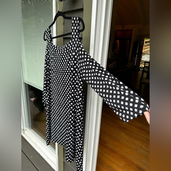 Chico's Black and White Asymmetrical Cold Shoulder Top - Picture 4 of 9